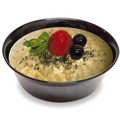 Овсяная каша на молоке с ягодами и семенами чиа