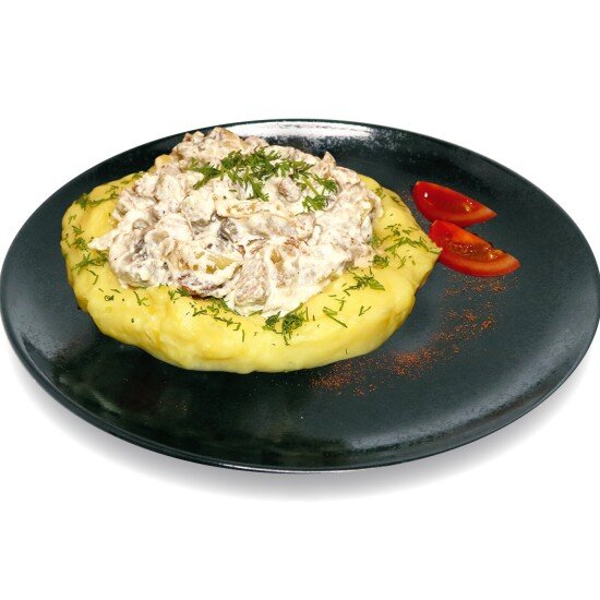 Строганов из говядины с грибами на картофельной подушке