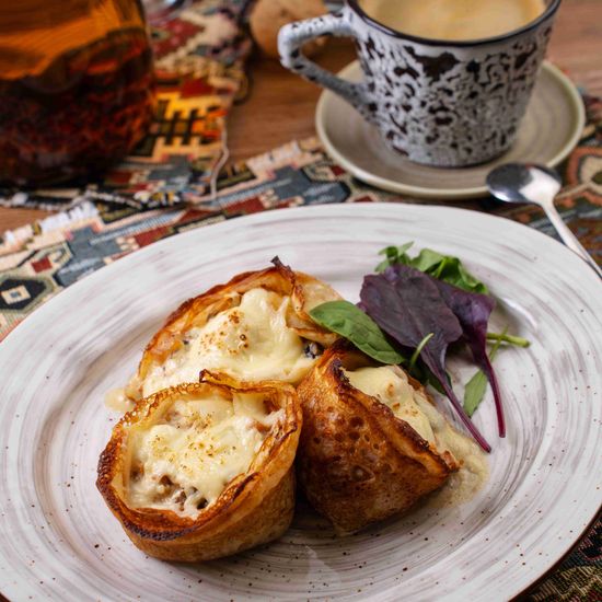 Блины запеченные с копченой курицей и грибами