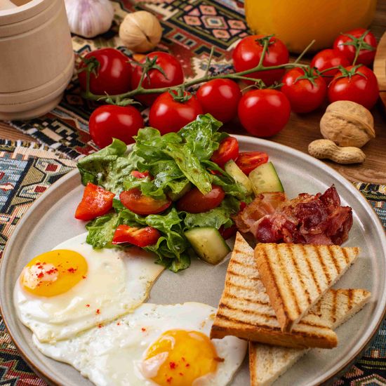 Яичница с беконом и хрустящими тостами