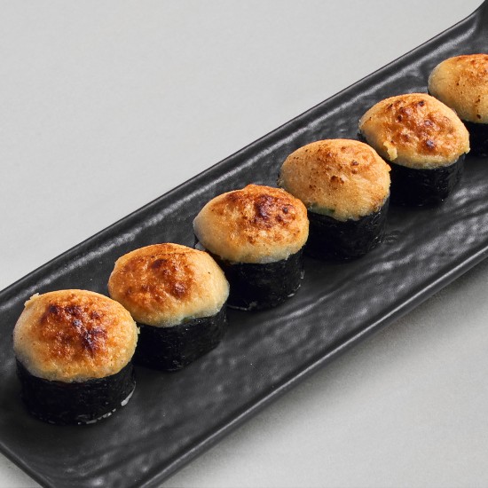 Запеченный ролл с угрем под сырным соусом