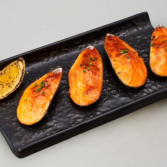 Запеченные мидии в соусе с икрой летучей рыбы