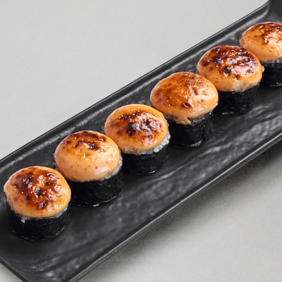 Запеченный ролл с тунцом под соусом спайси