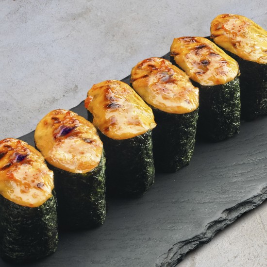 Запеченные суши в соусе спайси