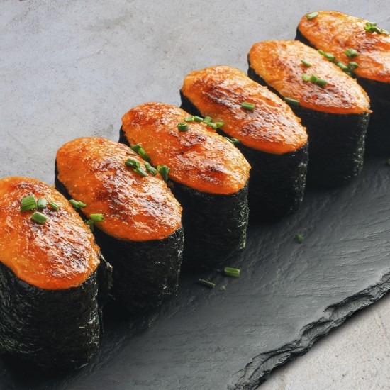 Запеченные суши в соусе с икрой летучей рыбы