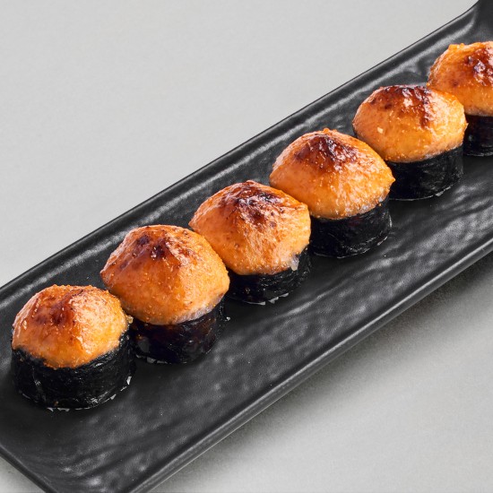 Запеченный ролл с лососем под соусом с икрой летучей рыбы