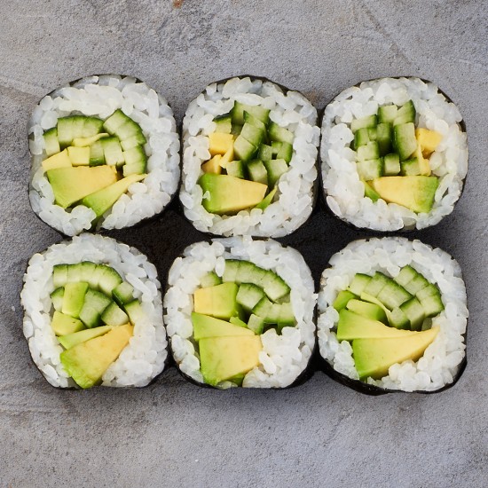 Ролл с авокадо и огурцом