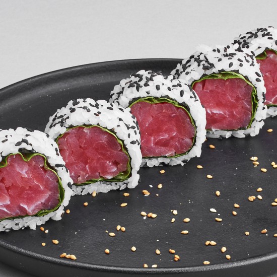 Ролл с тунцом и соусом юдзу