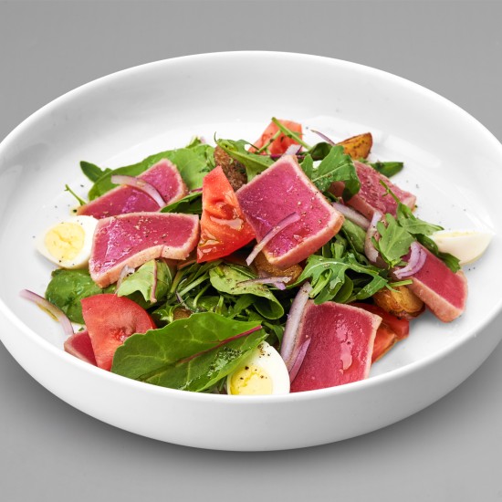 Салат с рукколой и тунцом