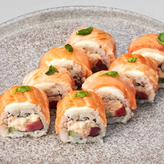 Теплый королевский ролл с лососем