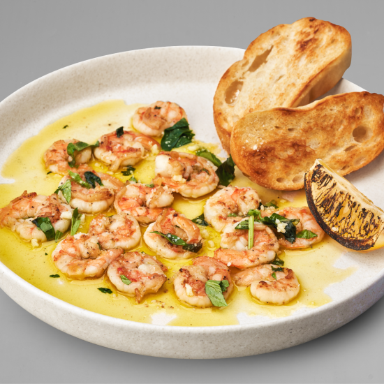 Карпаччо из жареных креветок с базиликом и пармезаном