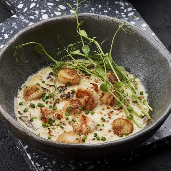 Жюльен с морским гребешком и креветками