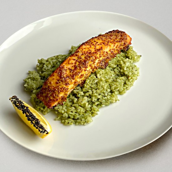 Стейк из лосося с рисом песто