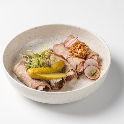 Рулетики из языка с сыром