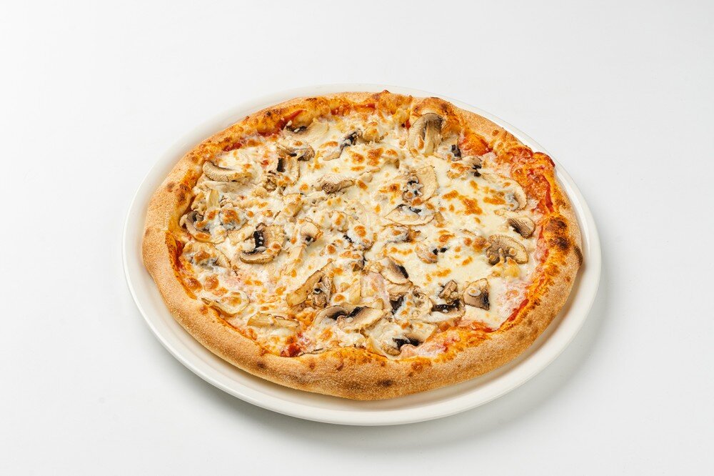 Пицца с копченой курицей и грибами
