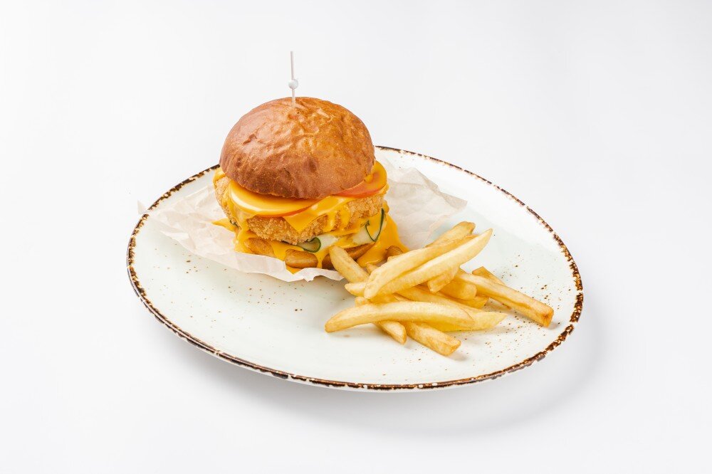 Чикенбургер с сырным соусом