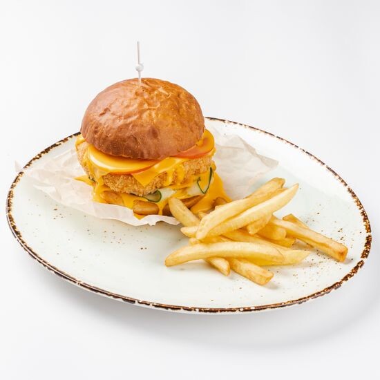 Чикенбургер с сырным соусом