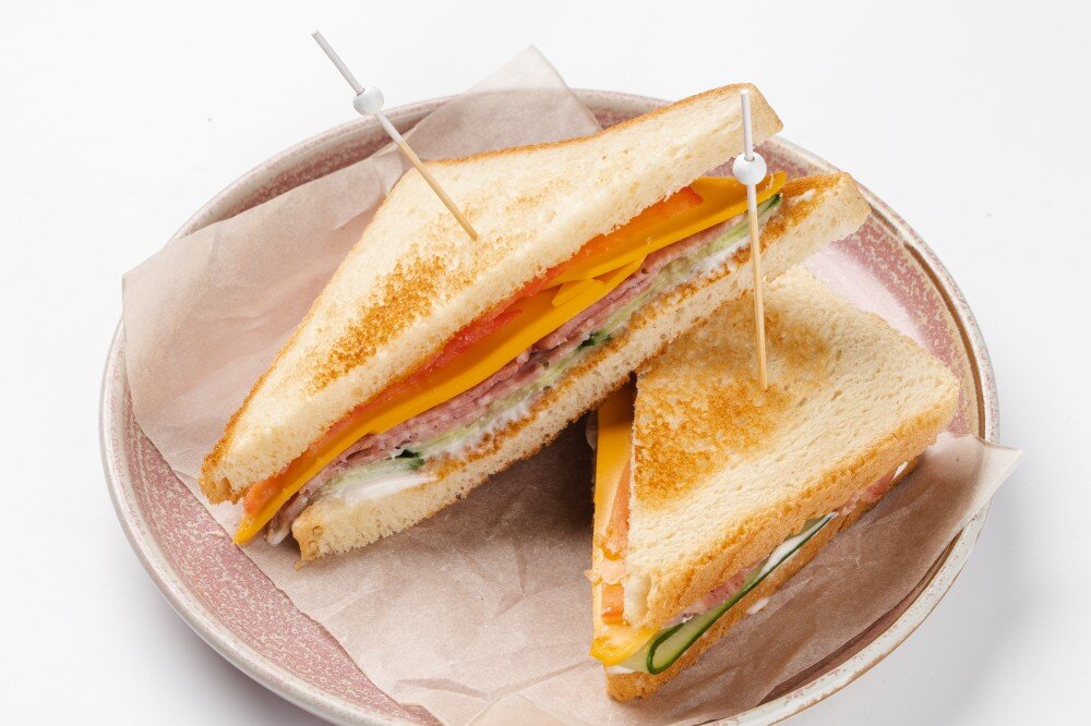 Сендвич с краковской колбасой