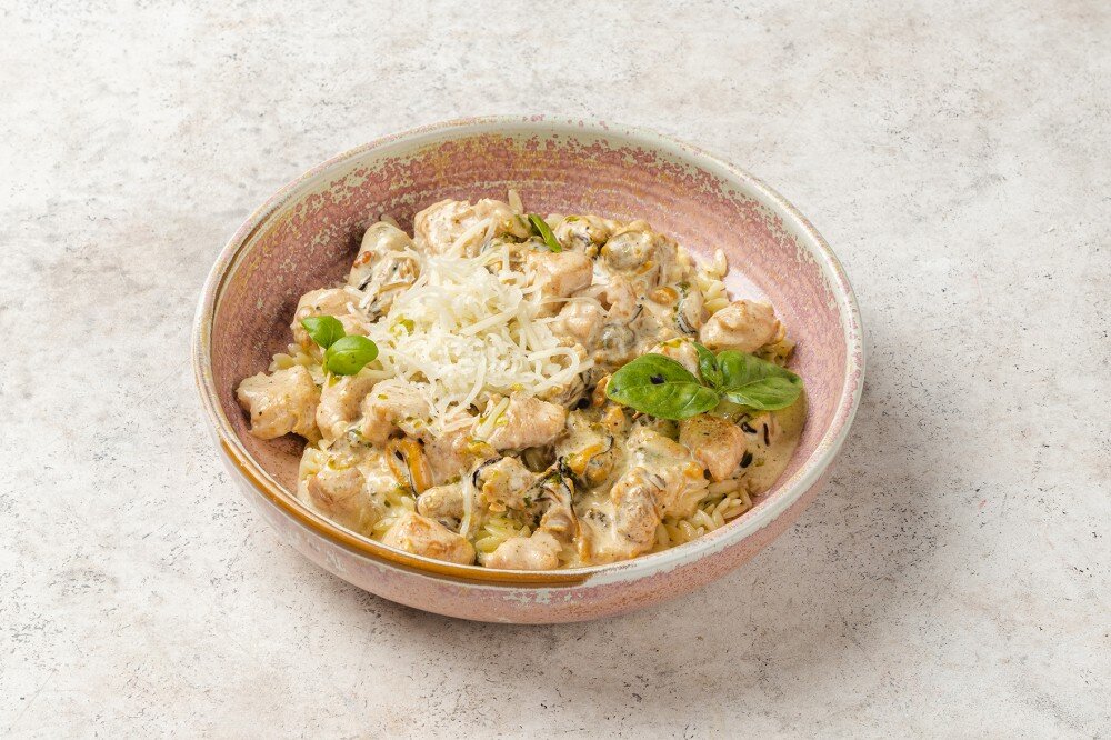 Орзо с индейкой и мидиями