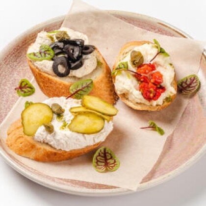 Ассорти брускет с копчеными муссами