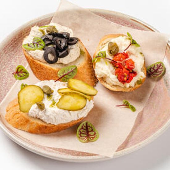 Ассорти брускет с копчеными муссами