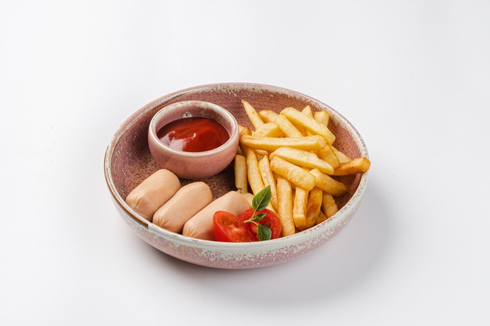 Отварные сосиски с картофелем фри