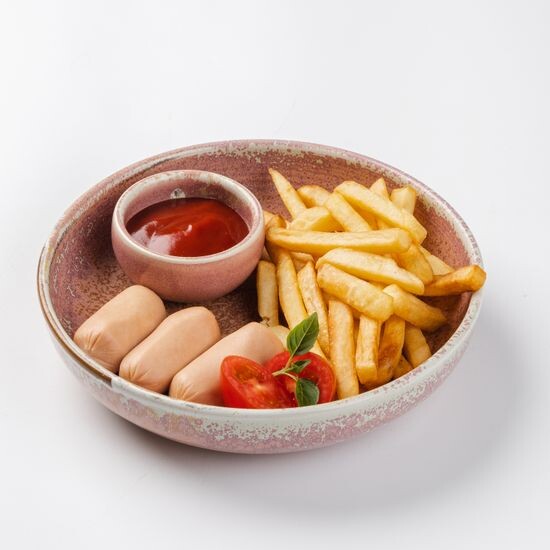 Отварные сосиски с картофелем фри