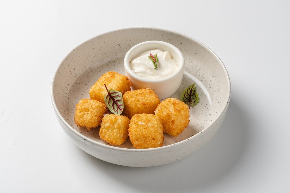 Сыр фри с чесночным соусом