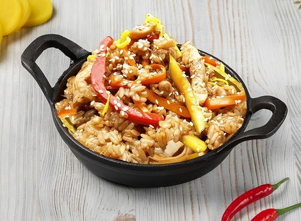 Рис с курицей и соусом кимчи