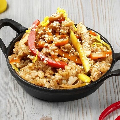 Рис с курицей и соусом кимчи