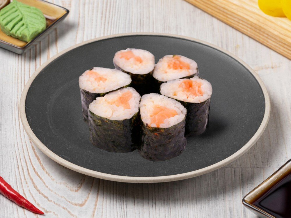 Маки с копченым лососем