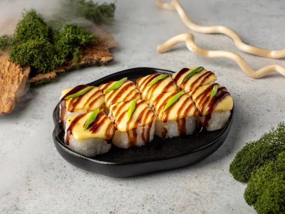 Запеченный ролл с кусочками гауды 8шт 200г