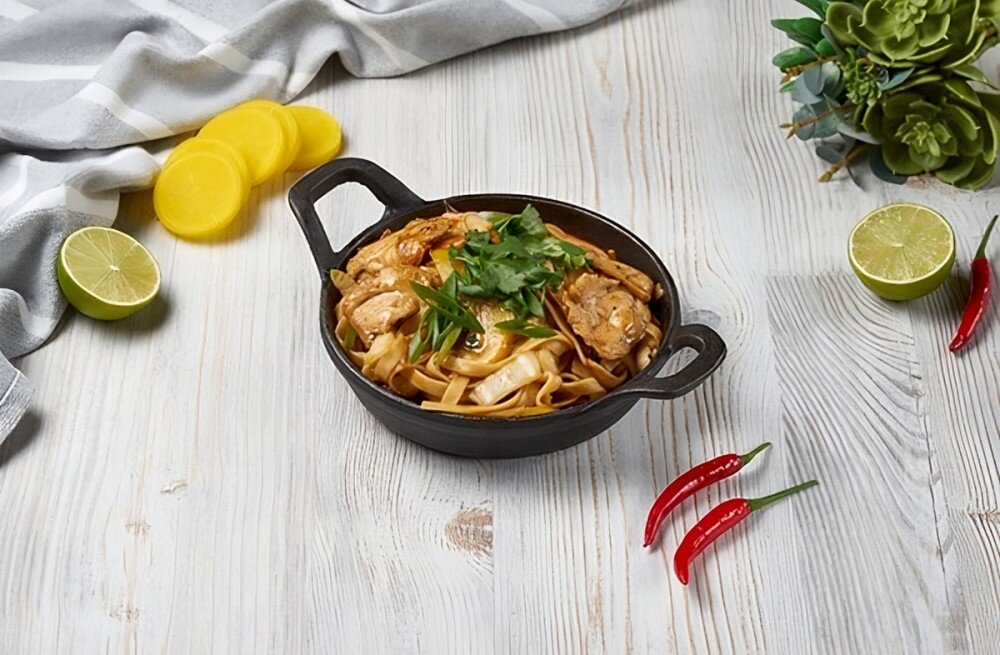 Удон с курицей и соусом кимчи