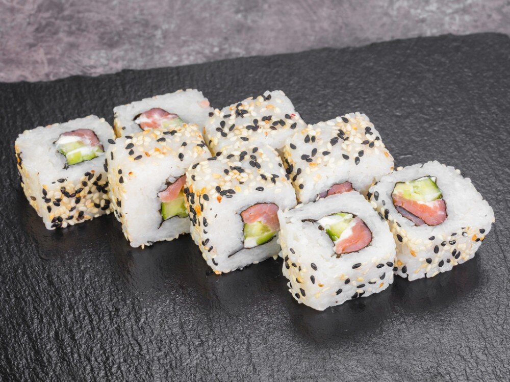 Ролл Калифорния с копчёным лососем