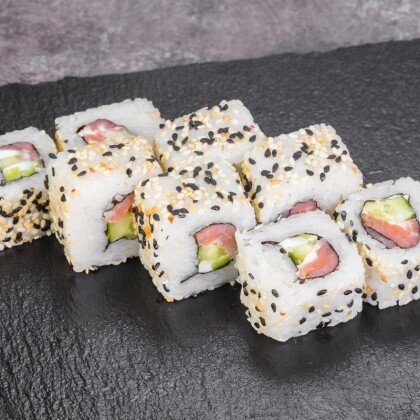 Ролл Калифорния с копчёным лососем