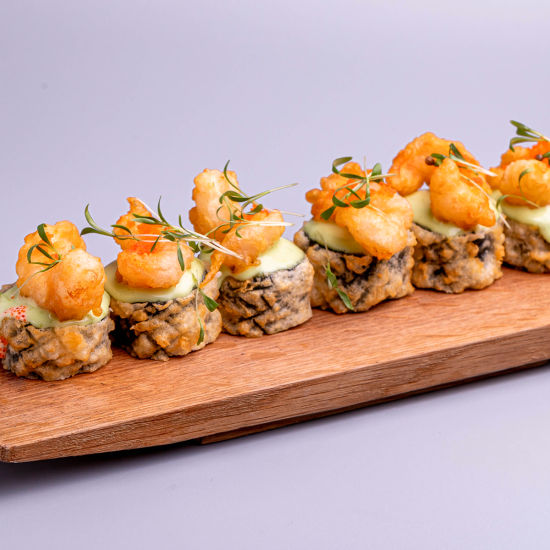 Ролл с попкорном из креветок и соусом Васаби