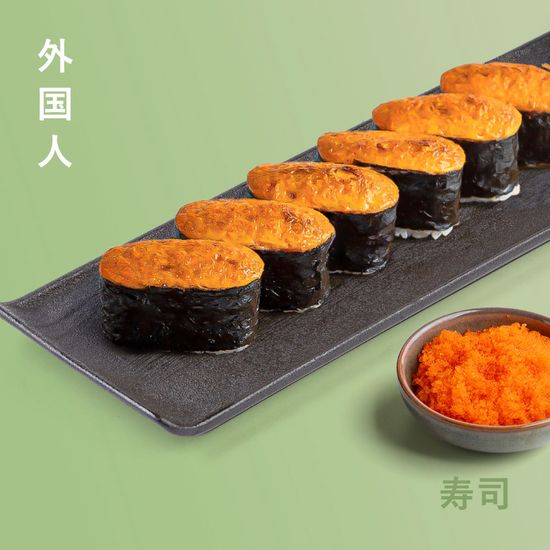 Запеченные суши в соусе с икрой летучей рыбы