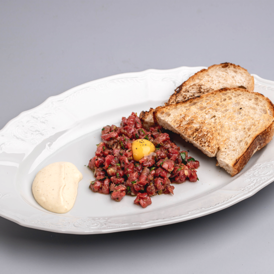 Тартар из говядины с муссом из угря