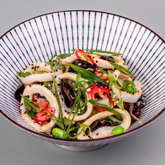 Салат с фунчозой, кальмаром и древесными грибами