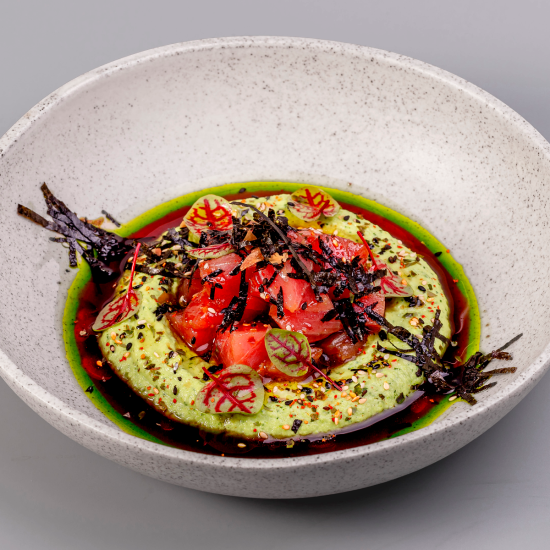 Тартар из тунца с хумусом и эдамаме