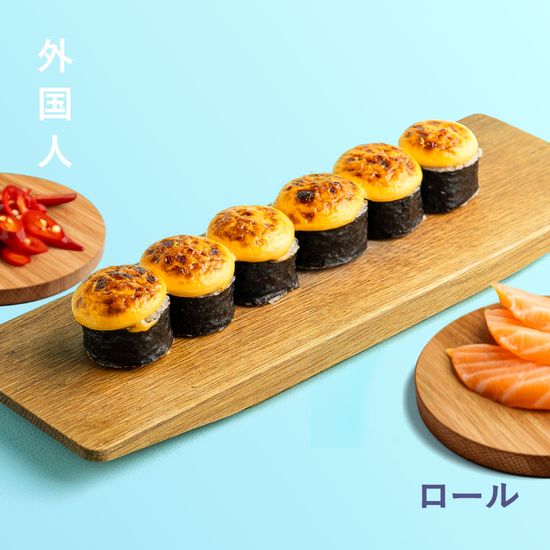 Запеченный ролл с лососем под соусом спайси