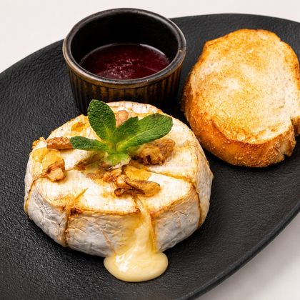 Камамбер запечённый с мёдом и орехами