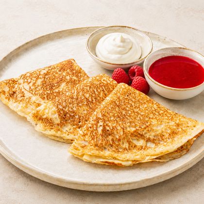 Блинчики с крем-сыром и малиновым соусом