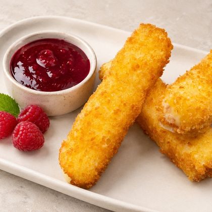 Сырные палочки с малиновым соусом