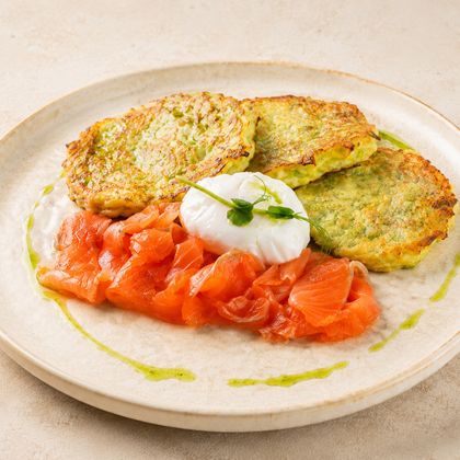 Кабачковые оладьи с сёмгой и яйцом пашот