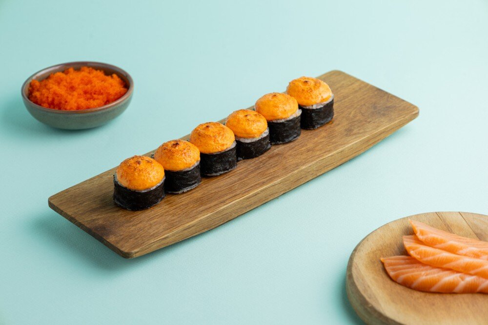 Ролл запеченный с лососем и соусом из икры летучей рыбы