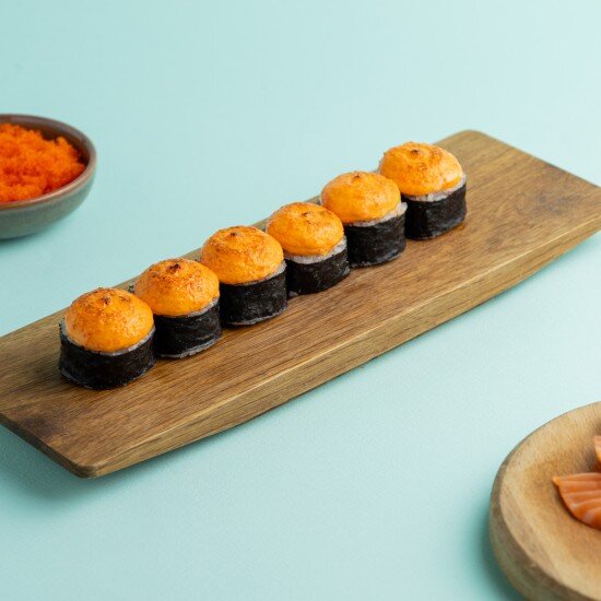 Ролл запеченный с лососем и соусом из икры летучей рыбы