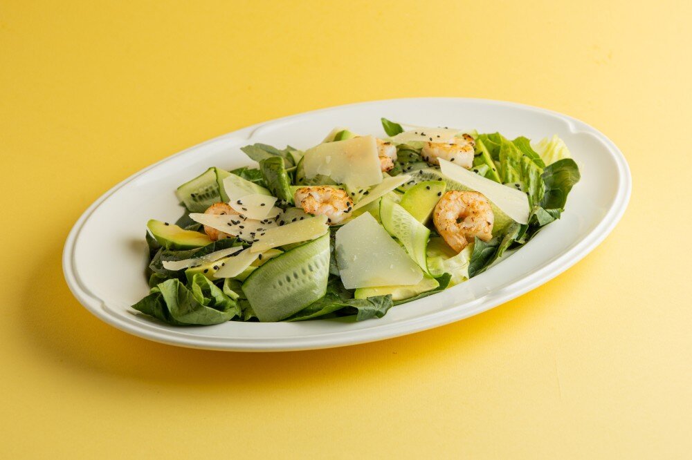 Большой зеленый салат с креветками