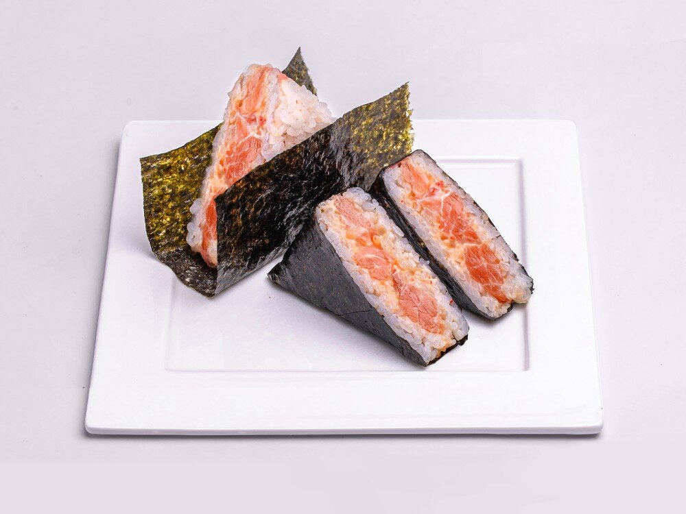 Онигири Лосось в спайси соусе