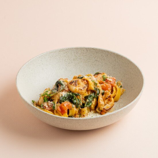 Паста с креветками и томатами